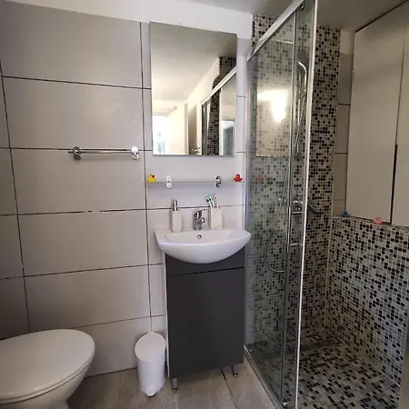 Tona Apartment *