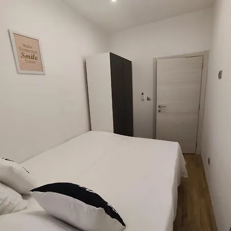 Tona Apartment *